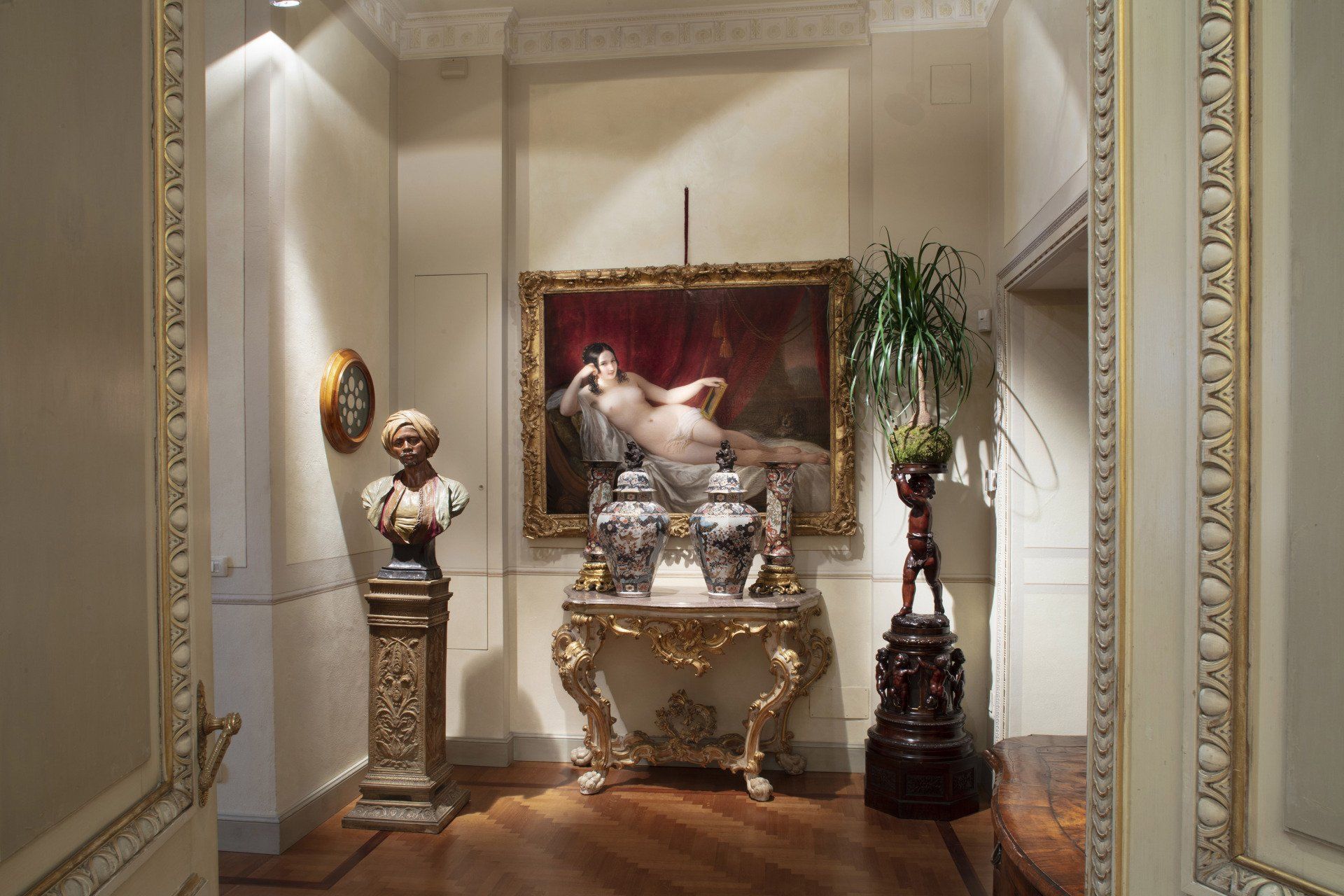 Phidias Antiques room inside Palazzo Benizzi