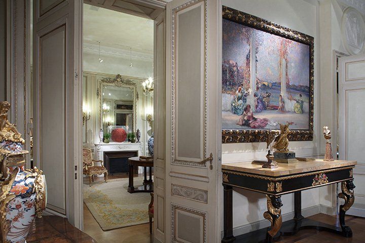 A room of Palazzo Benizzi with paintings and sculpture
