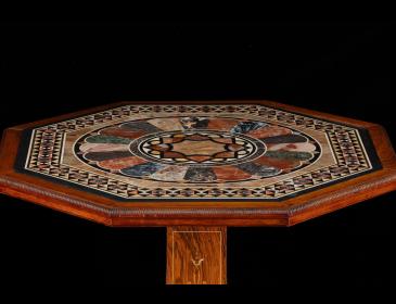 Tavolo con piano in pietre dure