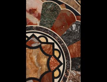 Tavolo con piano in pietre dure