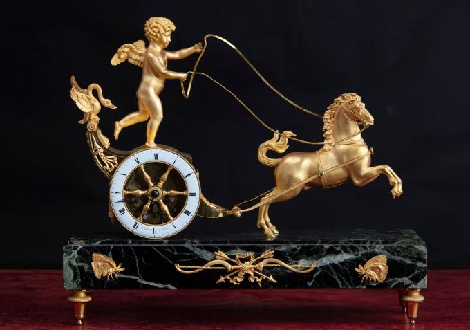 Orologio raffigurante carro e Amore