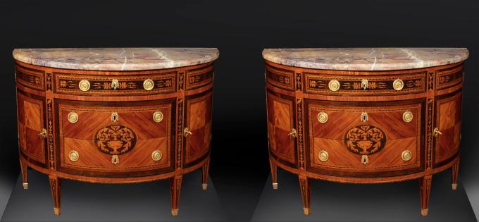 Coppia di commodes a demilune