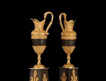 Coppia di versatoi francesi in bronzo dorato - XVIII secolo