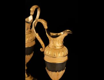 Coppia di versatoi francesi in bronzo dorato - XVIII secolo